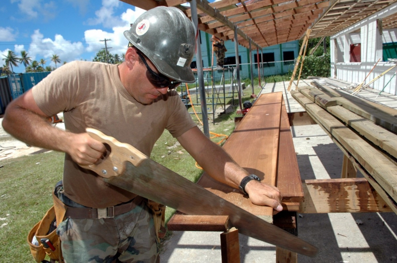 menuisier-EVENOS-min_worker_construction_building_carpenter_male_job_build_helmet-893290